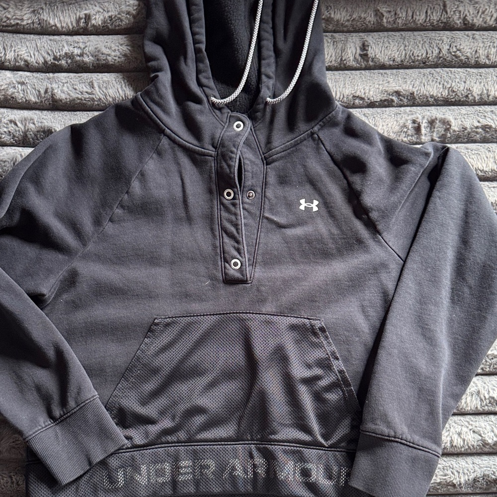 Under Armour women’s black crop Hoodie